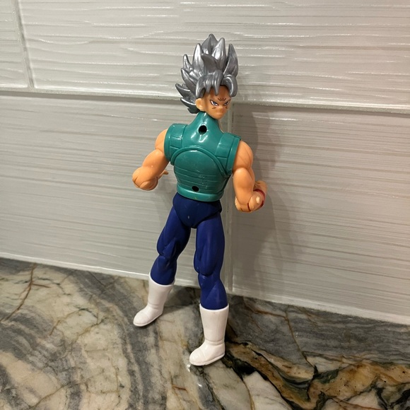 Dragon Ball Z Silver Hair Ultra Instinct Goku Figure 8”
Adjustable movable - Picture 6 of 6